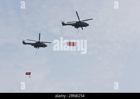 (151001) -- HONGKONG, 1. Oktober 2015 -- zwei Hubschrauber, die die chinesische Nationalflagge und die Flagge der Sonderverwaltungsregion Hongkong hängen, fliegen im Rahmen einer nationalen Flaggenhisserungszeremonie zur Gründung der Volksrepublik China auf dem Goldenen Bauhinia-Platz in der Sonderverwaltungsregion Hongkong, Südchina, am 1. Oktober vorbei. 2015. ) (lfj) CHINA-HONG KONG-NATIONAL DAY-FLAG-HELLING CEREMONY (CN) LuixSiuxWai PUBLICATIONxNOTxINxCHN Hong Kong OKT 1 2015 zwei Hubschrauber, die die chinesische Nationalflagge und die Flagge der Sonderverwaltungsregion Hongkong hängen, fliegen an der Dauer vorbei Stockfoto