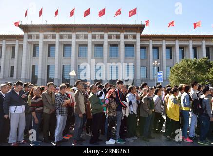 (151001) -- PEKING, 1. Oktober 2015 -- Touristen stehen vor dem Nationalmuseum von China, das sich östlich des Tian-Anmen-Platzes in Peking, der Hauptstadt Chinas, am 1. Oktober 2015, dem ersten Tag der Nationalfeiertage, befindet. ) (mp) CHINA-PEKING-TIAN ANMEN SQUARE-TOURISM (CN) LuoxXiaoguang PUBLICATIONxNOTxINxCHN Peking OKT 1 2015 Touristen Reihen sich vor dem Nationalmuseum von China an, das sich im Osten des Tian Anmen Platzes in Peking Hauptstadt von China OKT 1 2015 der erste Tag der nationalen Feiertage MP China Peking befindet Tian Anmen Platz Tourismus CN LuoxXiaoguang PUBLICATIONxNOTxI Stockfoto