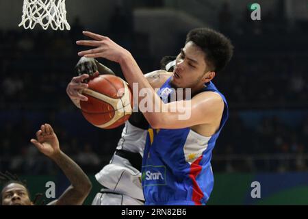 Quezon City, Philippinen. August 2023 31. Kai Sotto (11) von den Philippinen sichert sich die Rebound während des FIBA-WM-Spiels 2023 zwischen den Philippinen (blau) und dem Südsudan (weiß) im Smart Araneta Coliseum. Südsudan gewann, 87-68. (Foto: Dennis Jerome Acosta/Pacific Press) Credit: Pacific Press Media Production Corp./Alamy Live News Stockfoto