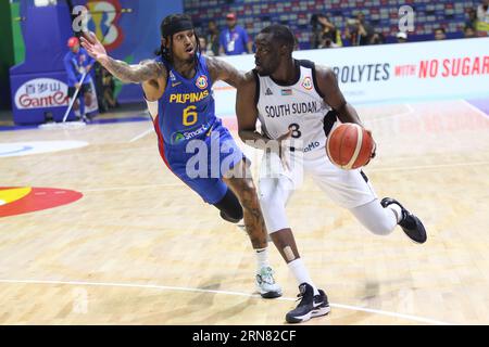 Quezon City, Philippinen. August 2023 31. Kany Ngor Kuany (8) aus dem Südsudan versucht, während des FIBA-WM-Spiels 2023 zwischen den Philippinen (Blau) und dem Südsudan (weiß) am Smart Araneta Coliseum vorbei an Jordan Clarkson (6) der Philippinen zu fahren. Südsudan gewann, 87-68. (Foto: Dennis Jerome Acosta/Pacific Press) Credit: Pacific Press Media Production Corp./Alamy Live News Stockfoto