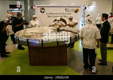 AKTUELLES ZEITGESCHEHEN Weltgrößter Schokoladentaler in Caracas Chefs bereiten Schokolade zu, während sie versuchen, am 1. Oktober 2015 einen Guinness-Weltrekord für die größte Schokoladenmünze in Caracas, Venezuela, zu stellen. Boris Vergara) (vf) (sp) VENEZUELA-CARACAS-CHOCOLATE-GUINNESS RECORD e BorisxVergara PUBLICATIONxNOTxINxCHN News aktuelle Ereignisse Worldu0026#39;s größte Schokoladenguthaben in Caracas Chiefs bereiten Schokolade zu, während sie versuchen, einen Guinness-Weltrekord für die größte Schokoladenmünze in Caracas Venezuela Ogaracat Ogaracat 1 F-Boris-Rekord 2015 zu erzielen Stockfoto