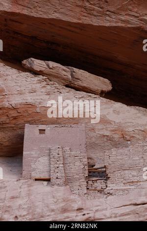 White House Ruin wurde von den Anasazi im Bottom Canyon de Chelly National Monument, Navajo Indian Reservation, Arizona, erbaut Stockfoto