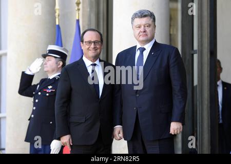 (151002) -- PARIS, 2. Oktober 2015 -- der französische Präsident Francois Hollande (L) posiert für ein Foto mit dem ukrainischen Präsidenten Petro Poroschenko vor ihrem Treffen in Paris, Frankreich, 2. Oktober 2015. Nach Gesprächen über die Zukunft der Ukraine mit führenden Politikern aus Russland, der Ukraine und Deutschland sagte der französische Präsident Francois Hollande, dass der Minsker Friedensprozess auf das nächste Jahr verlängert werde, um die Sicherheitsbedingungen für Wahlen zu erfüllen. ) FRANKREICH-PARIS-RUSSLAND-UKRAINE-DEUTSCHLAND-TALK THEOxDUVAL PUBLICATIONxNOTxINxCHN Paris OCT 2 2015 französischer Präsident Francois Hollande l posiert für ein Foto mit dem ukrainischen Präsidenten Petro Poroshe Stockfoto