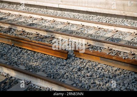 Eisenbahngleise, leere Gleise auf einem Streckenabschnitt, eine Baustelle mit ersetzten Stahlträgern, Arbeiten und Bebauung zu schaffen. Stockfoto