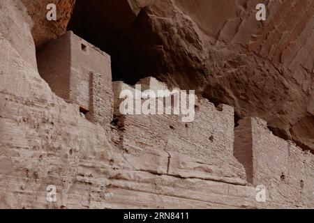 White House Ruin wurde von den Anasazi im Bottom Canyon de Chelly National Monument, Navajo Indian Reservation, Arizona, erbaut Stockfoto