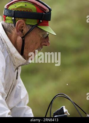 Ein Seniorenradfahrer wird auf der Straße während der Eroica-Radtour für alte Fahrräder im Chianti-Gebiet der Toskana, Italien, am 4. Oktober 2015 gesehen. Mehr als 6.000 Radfahrer aus 66 Ländern, die alte Radtrikots trugen und mit Vintage-Fahrrädern aus dem Jahr 1987 oder früher fuhren, nahmen an der Eroica (heroischer Radsport) durch die Strade Bianche Teil, die Schotterstraßen des Chianti-Gebietes der Toskana. ) (SP)ITALY-TUSCANY-VINTAGE CYCLING-EROICA JinxYu PUBLICATIONxNOTxINxCHN ein Seniorenradfahrer IST Lakes ON the Road während des Eroica Cycling Events für Alträder im Chianti-Gebiet der Toskana Italien AM 4. Oktober 2015 Stockfoto