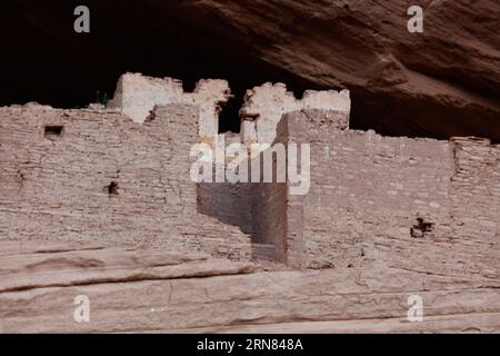 White House Ruin wurde von den Anasazi im Bottom Canyon de Chelly National Monument, Navajo Indian Reservation, Arizona, erbaut Stockfoto