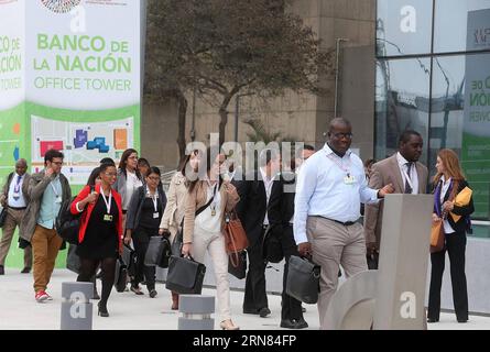 (151006) -- LIMA, 5. Oktober 2015 -- Menschen gehen am Büroturm der Banco de la Nacion, Austragungsort der Jahrestagungen der Weltbank und des Internationalen Währungsfonds (IWF), in Lima, Peru, 5. Oktober 2015. Die einwöchigen Jahrestagungen der Weltbank und des IWF wurden am Montag in Lima eröffnet. Vidal Tarqui/) (rtg) (sp) PERU-LIMA-WORLD BANK-IMF-MEETINGS ANDINA PUBLICATIONxNOTxINxCHN Lima OCT 5 2015 Prominente Spaziergang AM Banco de La Nacion Office Tower Austragungsort der Weltbank und des Internationalen Währungsfonds IWF Jahrestagungen in Lima Peru OCT 5 2015 die Woche lang wurden die Jahrestagungen der Weltbank und des IWF eröffnet i Stockfoto