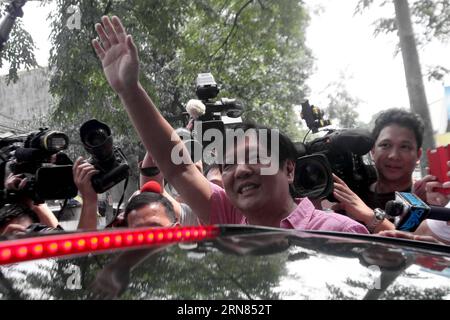 (151007) -- QUEZON CITY, 7. Oktober 2015 -- philippinischer Senator Ferdinand Marcos Jr. Waves nach einer Pressekonferenz in Quezon City, Philippinen, 7. Oktober 2015. Der philippinische Senator Ferdinand Marcos Jr., Sohn des verstorbenen Präsidenten Ferdinand Marcos, erklärte seine Absicht, bei den kommenden Nationalwahlen 2016 als Vizepräsident der Philippinen zu kandidieren. PHILIPPINEN-QUEZON CITY-SENATOR-WAHL RouellexUmali PUBLICATIONxNOTxINxCHN Quezon City OCT 7 2015 philippinischer Senator Ferdinand Marcos Jr Waves nach einer Pressekonferenz in Quezon City die Philippinen OCT 7 2015 philippinischer Senator Ferdinand Marcos J Stockfoto