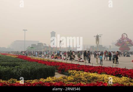 (151007) -- PEKING, 7. Oktober 2015 -- Touristen gehen auf dem Platz des Himmlischen Friedens in Haze in Peking, Hauptstadt von China, 7. Oktober 2015.)(wjq) CHINA-BEIJING-HAZE (CN) LiuxXianguo PUBLICATIONxNOTxINxCHN Peking OKT 7 2015 Touristen gehen AUF dem Platz des Himmlischen Friedens in HAZE in Peking Hauptstadt von China OKT 7 2015 wjq Stockfoto