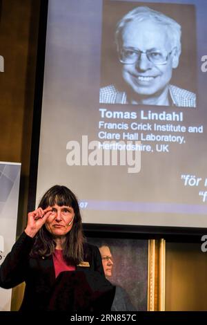 (151007) -- STOCKHOLM, 7. Oktober 2015 -- Sara Snogerup Linse, Vorsitzende des Nobelkomitees für Chemie, spricht auf einer Pressekonferenz in Stockholm, Schweden, 7. Oktober 2015. Der Nobelpreis für Chemie 2015 wurde gemeinsam an Tomas Lindahl, Paul Modrich und Aziz Sancar für mechanistische Studien zur DNA-Reparatur verliehen, d. h. dafür, dass sie auf molekularer Ebene kartiert haben, wie Zellen beschädigte DNA reparieren und die genetische Information schützen. ) (Zjy) SCHWEDEN-STOCKHOLM-NOBEL-CHEMIE RobxSchoenbaum PUBLICATIONxNOTxINxCHN Stockholm OCT 7 2015 Sara Lens Vorsitzende des Nobelkomitees für Chemie spricht AUF einer Vortragsrede Stockfoto