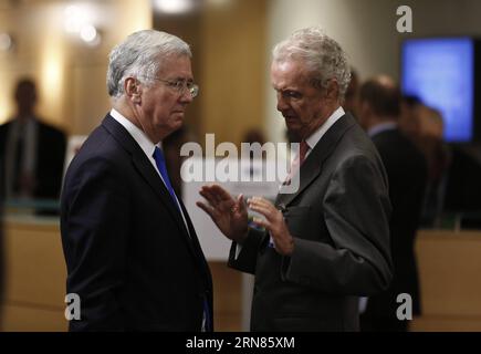 POLITIK Treffen der NATO-Verteidigungsminister in Brüssel (151008) -- BRÜSSEL, 8. Oktober 2015 -- der spanische Verteidigungsminister Pedro MORENES (R) spricht mit dem britischen Verteidigungsminister Michael Fallon im Vorfeld einer Fotosession während eines NATO-Verteidigungsministertreffens am 8. Oktober 2015 in Brüssel, Belgien. ) BELGIEN-BRÜSSEL-NATO-VERTEIDIGUNGSMINISTER-TREFFEN YexPingfan PUBLICATIONxNOTxINxCHN Politik Treffen des NATO-Verteidigungsministers in Brüssel 151008 Brüssel 8. Oktober 2015 die spanischen Verteidigungsminister Pedro MORENES r Gespräche mit dem britischen Verteidigungsminister Michael Fallon vor dem Familienfoto Stockfoto