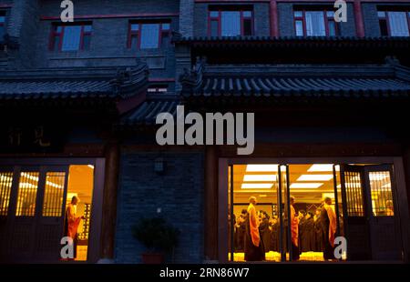 (151009) -- PEKING, 9. Oktober 2015 -- Mönche und Laien-Buddhisten besuchen frühe Klassen im Longquan-Kloster in Peking, Hauptstadt Chinas, 27. September 2015. Das Kloster Longquan befindet sich am Fuße des Fenghuangling (Phoenix Ridge) am westlichen Stadtrand von Peking. Das Kloster wurde in der Liao-Dynastie (907–1125) erbaut und erlangte wieder einen Ruf, da es das Zeitalter des mobilen Internets einschließt. Jeden Morgen beantwortet Meister Xuecheng die Fragen von Netizens auf dem Twitter-äquivalenten Weibo-Account des Klosters Longquan, von dem er in neun Sprachen übersetzt und übertragen wird. Sein WeChat (oder Weixin, beliebte Instant Mes Stockfoto