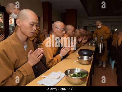 (151009) -- PEKING, 9. Oktober 2015 -- Mönche singen vor dem Frühstück im Longquan-Kloster in Peking, Hauptstadt Chinas, 27. September 2015. Das Kloster Longquan befindet sich am Fuße des Fenghuangling (Phoenix Ridge) am westlichen Stadtrand von Peking. Das Kloster wurde in der Liao-Dynastie (907–1125) erbaut und erlangte wieder einen Ruf, da es das Zeitalter des mobilen Internets einschließt. Jeden Morgen beantwortet Meister Xuecheng die Fragen von Netizens auf dem Twitter-äquivalenten Weibo-Account des Klosters Longquan, von dem er in neun Sprachen übersetzt und übertragen wird. WeChat (oder Weixin, beliebter Instant Messaging-Dienst i Stockfoto