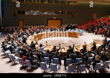 POLITIK Sitzung des UN-Sicherheitsrats (151009) -- NEW YORK, 9. Oktober 2015 -- das Foto vom 9. Oktober 2015 zeigt, dass der Sicherheitsrat der Vereinten Nationen eine Resolution verabschiedet, die darauf abzielt, den Menschenhandel und die Schleusung von Migranten auf hoher See vor der Küste Libyens im UN-Hauptquartier in New York (USA) zu unterbinden. ) UN-NEW YORK-SICHERHEITSRAT-RESOLUTION LixMuzi PUBLICATIONxNOTxINxCHN Politik Tagung des UN-SICHERHEITSRATES 151009 New York OKT 9 2015 Foto vom 9. Oktober 2015 zeigt, dass der Sicherheitsrat der Vereinten Nationen eine Resolution ZUR Unterbindung des Menschenhandels A verabschiedet Stockfoto
