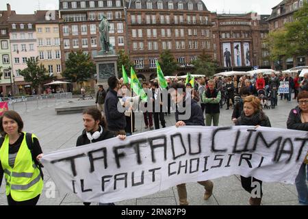 (151010) -- STRASSBURG, 10. Oktober 2015 -- Demonstranten demonstrieren bei einer Kundgebung gegen die Transatlantische Handels- und Investitionspartnerschaft (TTIP) in Straßburg, Frankreich, am 10. Oktober 2015. ) FRANCE-STRASBOURG-TTIP-DEMO LuxSuyan PUBLICATIONxNOTxINxCHN Straßburg 10 2015 Demonstranten demonstrieren während einer Demonstration gegen die Transatlantische Handels- und Investitionspartnerschaft TTIP in Straßburg Frankreich AM 10. Oktober 2015 Frankreich Straßburg TTIP Demonstration LuxSuyan PUBLICATIONxNOTxINxCHN Stockfoto