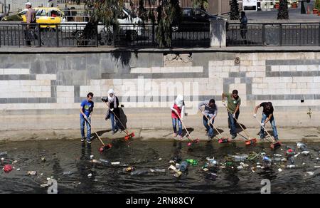 (151011)-- DAMASKUS, 11. Oktober 2015-- Junge Syrer reinigen am 11. Oktober 2015 ein Aquädukt, das den Fluss Barada in Damaskus, der Hauptstadt Syriens, verbindet. Rund 100 junge Syrer nahmen am Sonntag an einer Kampagne zur Reinigung des Aquädukts Teil. Da der Fluss flussaufwärts des Barada River in den letzten Jahren von Oppositionellen kontrolliert wurde, ging die Wasserversorgung über das Aquädukt nach Damaskus zurück, während im Aquädukt mehr Müll auftauchte und die Stadt Damaskus verfiel. )(azp) SYRIEN-DAMASKUS-AQUÄDUKT-REINIGUNG ZhangxNaijie PUBLICATIONxNOTxINxCHN 151011 Damaskus OCT 11 2015 Junge Syrier sauber bis Aquädukt Co Stockfoto