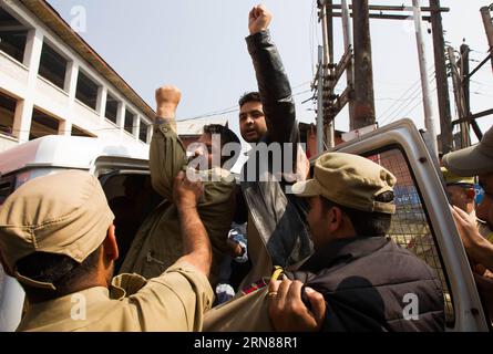 (151012) -- SRINAGAR, 12. Oktober 2015 -- indische Polizei verhaftete Demonstranten während eines Protestes in Srinagar, Sommerhauptstadt des von Indien kontrollierten Kaschmirs, 12. Oktober 2015. Das Leben in den muslimischen Mehrheitsgebieten des von Indien kontrollierten Kaschmirmontags blieb aufgrund der Schließung gegen einen mörderischen Angriff auf Kaschmirfahrer betroffen, sagten Beamte. KASCHMIR-SRINAGAR-PROTEST-STREIK JavedxDar PUBLICATIONxNOTxINxCHN 151012 Srinagar OKT 12 2015 Indische Polizei verhaftete Demonstranten während eines Protestes in der Sommerhauptstadt Srinagar des von Indien kontrollierten Kaschmirs OKT 12 2015 Leben in muslimischen Mehrheitsgebieten der indischen Krone Stockfoto