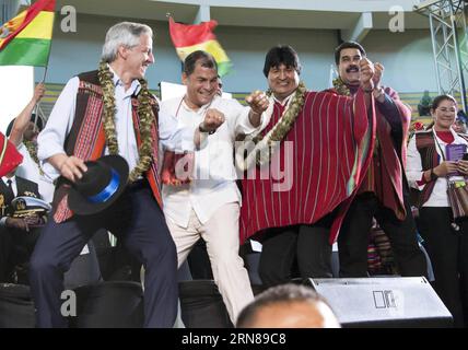 (151013) -- COCHABAMBA, - bolivianischer Präsident Evo Morales (2. R) nimmt zusammen mit dem Präsidenten Ecuadors Rafael Correa (2. L) und dem venezolanischen Präsidenten Nicolas Maduro (1. R) an der Abschlusszeremonie der 2. Weltvolkskonferenz zum Klimawandel und zur Verteidigung des Lebens in Tiquipaya Teil, Departement Cochabamba, Bolivien, am 12. Oktober, 2015. vom 10. bis 12. Oktober fand die 2. Weltvolkskonferenz zum Klimawandel und zur Verteidigung des Lebens statt. Noah Friedman/ABI) BOLIVIEN-COCHABAMBA-POLITICS-SUMMIT e ABI PUBLICATIONxNOTxINxCHN Cochabamba bolivianischer Präsident Evo Morales 2. R. gemeinsam Wi Stockfoto