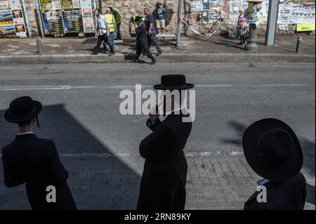 AKTUELLES ZEITGESCHEHEN Erneute Messerattacke in einem Autobus in Jerusalem (151013) -- JERUSALEM, 13. Oktober 2015 -- ultraorthodoxe jüdische Männer beobachten den Ort eines Busbahnhofangriffs in Jerusalem am 13. Oktober 2015. Mindestens drei Israelis wurden bei vier palästinensischen Angriffen in Jerusalem und der Stadt Ra anana am Dienstagmorgen getötet und 26 weitere verletzt, sagte die israelische Polizei. Ein Palästinenser in einem Van mit dem Logo von Israels nationalem Telekommunikationsunternehmen Bezeq rannte über Pendler an einer Bushaltestelle im Geula-Viertel im Zentrum Jerusalems. Er verließ dann sein Fahrzeug und sticht Passanten an Stockfoto