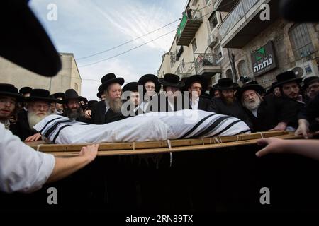 (151013) -- JERUSALEM, 13. Oktober 2015 -- ultraorthodoxe jüdische Männer tragen die Leiche des Rabbiners Jishayahu Karishevsky während seiner Beerdigung in der Nachbarschaft von MEA Shearim, Jerusalem, am 13. Oktober 2015. Ein Palästinenser rammte ein Fahrzeug mit dem Logo des nationalen Telekommunikationsunternehmens Bezeq in eine Menschenmenge von Pendlern, die an einer Bushaltestelle in einem anderen Teil der Stadt warteten. Er stieg dann aus seinem Fahrzeug und ersticht Menschen, bevor er erschossen wurde, sagte Polizeisprecherin Luba Samri. Yishayahu Karishevsky, ein israelischer Mann in seinen Sechzigern, wurde von Sanitätern am Tatort für tot erklärt, und drei weitere p Stockfoto