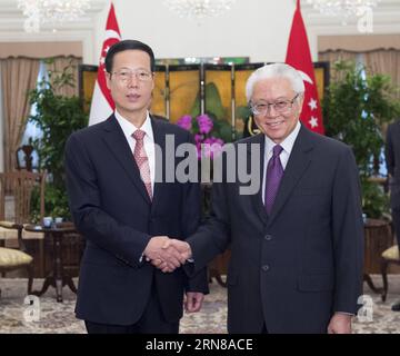 (151014) -- SINGAPUR, 13. Oktober 2015 -- der chinesische Vize-Premier Zhang Gaoli (L) trifft sich mit dem singapurischen Präsidenten Tony Tan Keng Yam in Singapur, 13. Oktober 2015. ) (Yxb) SINGAPUR-CHINA-ZHANG GAOLI-SINGAPUR-PRÄSIDENTENTREFFEN WangxYe PUBLICATIONxNOTxINxCHN 151014 Singapur OKT 13 2015 der chinesische Vize-Premier Zhang Gaoli l trifft mit dem singapurischen Präsidenten Tony TAN Keng Yam in Singapur OKT 13 2015 yxb Singapur China Zhang Gaoli Singapur-Präsident Treffen WangXYe PUBLTXINxCHIOxN Stockfoto