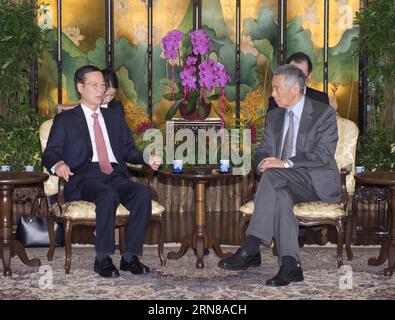 (151014) -- SINGAPUR, 13. Oktober 2015 -- der chinesische Vize-Premier Zhang Gaoli (L) trifft sich mit dem singapurischen Premierminister Lee Hsien Loong in Singapur, 13. Oktober 2015. ) (Yxb) SINGAPUR-CHINA-ZHANG GAOLI-LEE HSIEN LOONG-MEETING WangxYe PUBLICATIONxNOTxINxCHN 151014 Singapur OKT 13 2015 der chinesische Vizepremierminister Zhang Gaoli l trifft sich mit den singapurischen Premierministern Lee Hsien Loong in Singapur OKT 13 2015 YXB Singapur China Zhang Gaoli Lee Hsien Loxong Meeting WangXYe PUBLTxINCHINN Stockfoto