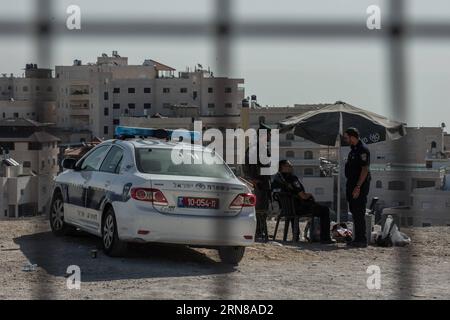 (151014) -- JERUSALEM, 14. Oktober 2015 -- israelische Polizisten und ein Grenzpolizist (1. L) stehen am 14. Oktober 2015 am Eingang zum palästinensischen Viertel Isawiyya in Jerusalem Wache. Der israelische Premierminister Benjamin Netanjahu drängt auf weitere Sicherheitsmaßnahmen, um eine steigende Welle der Gewalt zu bekämpfen, und zwar in einem der tödlichsten Tage der Angriffe auf Israelis im vergangenen Monat. Netanjahu berief seine führenden Minister ein, ein Forum, das als Sicherheitskabinett bekannt ist, ein, um weitere Maßnahmen zur Eindämmung der Welle der Terroranschläge zu erörtern, wobei die rechten Minister auf eine Schließung von Palesti drängten Stockfoto