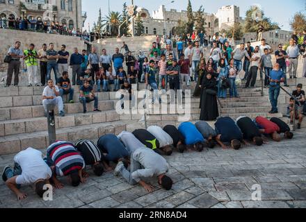 (151014) -- JERUSALEM, 14. Oktober 2015 -- Palästinenser beten am 14. Oktober 2015 am Damaskustor in der Altstadt von Jerusalem. Ein Palästinenser, der anscheinend versuchte, Israelis am Damaskustor in der Altstadt von Jerusalem zu erstechen, wurde am Mittwoch von Polizeibeamten erschossen und getötet. Bei dem Vorfall wurden keine weiteren Verletzungen gemeldet. Der israelische Premierminister Benjamin Netanjahu drängt auf weitere Sicherheitsmaßnahmen, um eine steigende Welle der Gewalt zu bekämpfen, und zwar in einem der tödlichsten Tage der Angriffe auf Israelis im vergangenen Monat. Netanjahu berief seine besten Minister ein Stockfoto