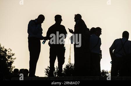 (151014) -- JERUSALEM, 14. Oktober 2015 -- israelische Polizisten werden am 14. Oktober 2015 am Damaskustor in der Altstadt von Jerusalem gegen Sonnenuntergang silhouettiert. Ein Palästinenser, der anscheinend versuchte, Israelis am Damaskustor in der Altstadt von Jerusalem zu erstechen, wurde am Mittwoch von Polizeibeamten erschossen und getötet. Bei dem Vorfall wurden keine weiteren Verletzungen gemeldet. Der israelische Premierminister Benjamin Netanjahu drängt auf weitere Sicherheitsmaßnahmen, um eine steigende Welle der Gewalt zu bekämpfen, und zwar in einem der tödlichsten Tage der Angriffe auf Israelis im vergangenen Monat. Netanjahu trat zusammen Stockfoto