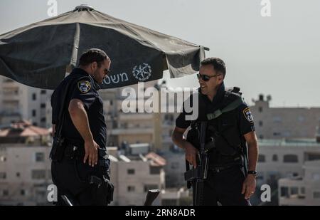 (151014) -- JERUSALEM, 14. Oktober 2015 -- israelische Polizisten stehen am 14. Oktober 2015 am Eingang zum palästinensischen Stadtviertel Isawiyya in Jerusalem Wache. Der israelische Premierminister Benjamin Netanjahu drängt auf weitere Sicherheitsmaßnahmen, um eine steigende Welle der Gewalt zu bekämpfen, und zwar in einem der tödlichsten Tage der Angriffe auf Israelis im vergangenen Monat. Netanjahu berief seine führenden Minister ein, ein Forum, das als Sicherheitskabinett bekannt ist, ein, um weitere Maßnahmen zur Eindämmung der Welle der Terroranschläge zu erörtern, wobei die rechten Minister auf eine Schließung der palästinensischen Viertel in Ost-Jeru drängten Stockfoto