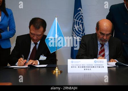 (151014) -- ROM, 14. Oktober 2015 -- Long Xinnan (L), Vizepräsident der Xinhua News Agency, und FAO-Generaldirektor Jose Graziano da Silva unterzeichnen am 14. Oktober 2015 eine Vereinbarung in der Zentrale der Ernährungs- und Landwirtschaftsorganisation der Vereinten Nationen (FAO) in Rom, Italien. Am Mittwoch wurde hier in Rom zwischen Xinhua und der Ernährungs- und Landwirtschaftsorganisation der Vereinten Nationen (FAO) ein Memorandum of Understanding (MOU) zur Verbreitung von Informationen über den Hunger unterzeichnet. ITALIEN-ROM-FAO-XINHUA-MEMORANDUM JinxYu PUBLICATIONxNOTxINxCHN 151014 Rom OKT 14 2015 Long l Vice Presiden Stockfoto