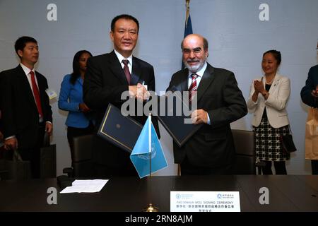 (151014) -- ROM, 14. Oktober 2015 -- Long Xinnan (L, Front), Vizepräsident der Nachrichtenagentur Xinhua, gibt nach der Unterzeichnung einer Vereinbarung am 14. Oktober 2015 im Hauptsitz der Ernährungs- und Landwirtschaftsorganisation der Vereinten Nationen (FAO) in Rom (Italien) die Hände an FAO-Generaldirektor Jose Graziano da Silva (R, Front). Am Mittwoch wurde hier in Rom zwischen Xinhua und der Ernährungs- und Landwirtschaftsorganisation der Vereinten Nationen (FAO) ein Memorandum of Understanding (MOU) zur Verbreitung von Informationen über den Hunger unterzeichnet. ITALIEN-ROM-FAO-XINHUA-MEMORANDUM JinxYu PUBLICATIONxNOTxINxCHN 1510 Stockfoto