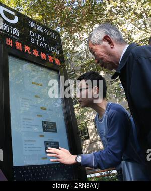 (151015) -- SHANGHAI, 15. Oktober 2015 -- Ein Mitarbeiter (L) von Didi Kuaidi, dem größten Rivalen des Autoservice Uber in China, weist die Leute an, Taxis an einer Didi-Station in der ostchinesischen Gemeinde Shanghai, 15. Oktober 2015, zu bestellen. Shanghai hat am 14. Oktober eine Reihe von Didi-Stationen ins Leben gerufen, um älteren Menschen zu helfen, Fahrdienste zu genießen. Die Transportbehörde Shanghais erteilte Didi Kuaidi am 8. Oktober die erste Lizenz für den Betrieb einer Fahrplattform. )(wjq) CHINA-SHANGHAI-DIDI STATIONEN (CN) PeixXin PUBLICATIONxNOTxINxCHN Shanghai OCT 15 2015 Mitarbeiter des Didi Kuaidi Car Service oben Stockfoto