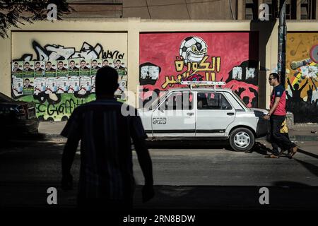 (151015) -- MINYA, 15. Oktober 2015 -- Ägypter gehen an einer Mauer vorbei, an der Plakate von Kandidaten für die anstehenden Parlamentswahlen im Stadtzentrum von El-Minya, Ägypten, am 15. Oktober 2015 aufgestellt werden. Die lang erwarteten Parlamentswahlen in Ägypten werden in zwei Phasen durchgeführt, die sich auf die 27 Provinzen des Landes erstrecken. Die erste Phase, die 14 Provinzen umfasst, findet am 18. Und 19. Oktober statt, die zweite Phase, die die übrigen 13 Provinzen am 22. Und 23. November umfasst. ) ÄGYPTEN-MINYA-PARLAMENTSWAHLEN PanxChaoyue PUBLICATIONxNOTxINxCHN Minya OKT 15 2015 Ägypter gehen an einer Mauer vorbei, wo Plakate von Kandidaten für die upc Stockfoto