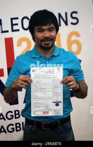 (151016) -- MANILA, 16. Oktober 2015 -- der philippinische Boxer Manny Pacquiao zeigt seine Kandidatur für das Amt des Senators bei der Wahlkommission in Manila, Philippinen, 16. Oktober 2015. Die Wahlsaison auf den Philippinen begann am 12. Oktober und Pacquiao ist einer der beliebtesten Senatorenkandidaten.) PHILIPPINEN-MANILA-BOXENMEISTER-SENATOR RouellexUmali PUBLICATIONxNOTxINxCHN 151016 Manila OCT 16 2015 Philippine Boxer Manny Pacquiao zeigt sein Kandidatenzertifikat für den Senator BEI der Kommission für Wahlen in Manila die Philippinen OCT 16 2015 die Philippinen WÄHLEN Stockfoto