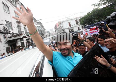 (151016) -- MANILA, 16. Oktober 2015 -- der philippinische Boxer Manny Pacquiao ruft zu seinen Anhängern, nachdem er seine Kandidatur für den Senator bei der Kommission für das Gebäude der Wahlen in Manila, Philippinen, 16. Oktober 2015 eingereicht hat. Die Wahlsaison auf den Philippinen begann am 12. Oktober und Pacquiao ist einer der beliebtesten Senatorenkandidaten.) PHILIPPINEN-MANILA-BOXMEISTER-SENATOR RouellexUmali PUBLICATIONxNOTxINxCHN 151016 Manila OCT 16 2015 Philippine Boxer Manny Pacquiao wendet sich an seine Anhänger, nachdem er sein Kandidaturzeugnis für den Senator BEI der Kommission für Wahlen Buildi eingereicht hat Stockfoto