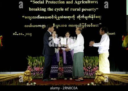 (151016) -- NAY PYI TAW, 16. Oktober 2015 -- der Präsident Myanmars, U Thein sein (2. R, Front), legt dem chinesischen Botschafter in Myanmar Hong Liang während einer Zeremonie anlässlich des Welternährungstages in Nay Pyi Taw, Myanmar, 16. Oktober 2015 eine Ehrenurkunde vor. Der Präsident von Myanmar, U Thein sein, forderte die Menschen am Freitag auf, den Teufelskreis der Armut durch Sozialschutz zu durchbrechen, um so eine nachhaltige Landwirtschaft zu erreichen und die ländliche Wirtschaft im Land zu stärken. )(bxq) MYANMAR-NAY PYI TAW-WORLD FOOD DAY CEREMONY UxAung PUBLICATIONxNOTxINxCHN Nay Pyi Taw OCT 16 2015 Myanmar Präsident U Thein BE 2. R F Stockfoto