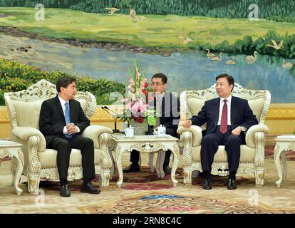 (151016) -- PEKING, 16. Oktober 2015 -- der chinesische Vizepräsident Li Yuanchao (R) trifft sich mit Abhisit Vejjajiva, dem Vorsitzenden der thailändischen Demokratischen Partei und ehemaligen thailändischen Ministerpräsidenten, der zur Sonderkonferenz der Asiatischen politischen Parteien auf der Seidenstraße der Kommunistischen Partei Chinas (KPC) am 16. Oktober 2015 in Peking, der Hauptstadt Chinas, kam. )(wjq) CHINA-BEIJING-LI YUANCHAO-THAILAND-MEETING (CN) LixTao PUBLICATIONxNOTxINxCHN Peking OKT 16 2015 Chinesischer Vizepräsident links Yuan Chao r trifft Abhisit Vejjajiva Führer der thailändischen Demokratischen Partei und ehemalige thailändische Premierminister, die gekommen sind Stockfoto