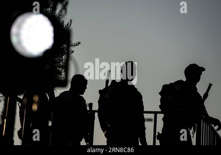 (151016) -- JERUSALEM, 16. Oktober 2015 -- israelische Polizei und Grenzpolizisten sind am 16. Oktober 2015 am Damaskustor in der Altstadt von Jerusalem gegen Sonnenuntergang silhouettiert. Fünf Palästinenser wurden am Freitag bei den Zusammenstößen zwischen Palästinensern und der israelischen Armee im Westjordanland und im Gazastreifen getötet, sagten medizinische Quellen. Die palästinensischen Fraktionen hatten zu einem Tag der Wut und einer Eskalation der Proteste gegen die israelische Besatzung im Westjordanland, im Osten Jerusalems und im Gazastreifen aufgerufen, unter den Spannungen, die in die dritte Woche in Folge einbrechen. ) MIDEAST-JERUSALEM-O Stockfoto