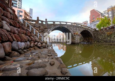 Nagasaki, Japan - Nov. 29 2022: Die Meganebashi-Brücke ist die bemerkenswerteste von mehreren Steinbrücken. Die Bridge erhält ihren Namen aus der Ähnlichkeit von sp Stockfoto