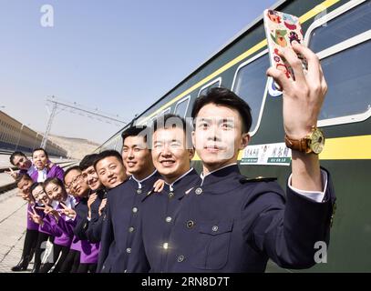 (151018) -- ÜRÜMQI, 18. Oktober 2015 -- Mitarbeiter eines Intercity-Zuges nehmen ein Selfie in Ürümqi, Hauptstadt der nordwestchinesischen Provinz Xinjiang, 18. Oktober 2015. Ab dem 20. Oktober wird ein neuer Intercity-Zug zwischen Ürümqi und Korla verkehren, der 121 Mitarbeiter aus verschiedenen ethnischen Gruppen umfasst. ) (zhs) CHINA-XINJIANG-NEW INTERCITY TRAIN (CN) ZhaoxGe PUBLICATIONxNOTxINxCHN Ürümqi OCT 18 2015 Mitarbeiter von to Inter-City Train nehmen ein Selfie in Urumqi Hauptstadt Nordwestchinas S Xinjiang Provinz OCT 18 2015 ein neuer Inter-City Train verbindet Ürümqi und Korla ab OCT 20 mit 121 Stockfoto