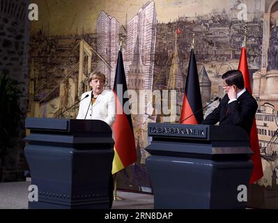 (151018) -- ISTANBUL, 18. Oktober 2015 -- Bundeskanzlerin Angela Merkel(L) kommuniziert mit dem türkischen Premierminister Ahmet Davutoglu auf einer gemeinsamen Pressekonferenz in Istanbul, Türkei, am 18. Oktober 2015. Der türkische Premierminister Ahmet Davutoglu erklärte am Sonntag seine Bereitschaft, mit Deutschland zusammenzuarbeiten, um illegale Einwanderung nach Europa zu verhindern, und forderte eine Lösung des syrischen Konflikts, um die Krise zu stoppen. ) TÜRKEI-ISTANBUL-DEUTSCHLAND-MERKEL-SYRISCHE FLÜCHTLINGSKRISE HexCanling PUBLICATIONxNOTxINxCHN Istanbul OCT 18 2015 Bundeskanzlerin Angela Merkel l kommuniziert mit dem türkischen Premierminister Ahmet Davutoglu AUF A Stockfoto