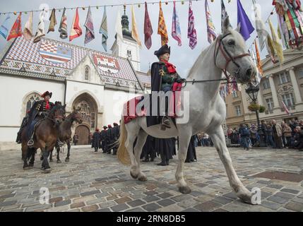 (151018) -- ZAGREB, 18. Oktober 2015 -- Soldaten der Ehrengarde des Cravat Regiments nehmen am Cravat Day in Zagreb, der Hauptstadt Kroatiens, am 18. Oktober 2015 Teil. Im Jahr 2008 zeigte das kroatische Parlament dem Cravat besondere Ehre als nationales Erbe und erklärte den 18. Oktober zum Cravat Day. Ein Cravat, Symbol für Kultur und Stil, stammt aus einem roten Halstuch, das von kroatischen Soldaten getragen wurde, die im 17. Jahrhundert in Frankreich dienten. ) KROATIEN-ZAGREB-CRAVAT TAG MisoxLisanin PUBLICATIONxNOTxINxCHN Zagreb OCT 18 2015 Soldaten der EHRENGARDE des Cravat Regiments nehmen an T Teil Stockfoto