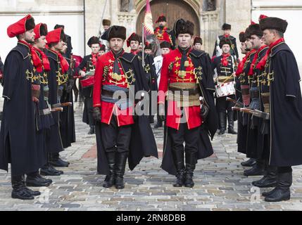 (151018) -- ZAGREB, 18. Oktober 2015 -- Soldaten der Ehrengarde des Cravat Regiments nehmen am Cravat Day in Zagreb, der Hauptstadt Kroatiens, am 18. Oktober 2015 Teil. Im Jahr 2008 zeigte das kroatische Parlament dem Cravat besondere Ehre als nationales Erbe und erklärte den 18. Oktober zum Cravat Day. Ein Cravat, Symbol für Kultur und Stil, stammt aus einem roten Halstuch, das von kroatischen Soldaten getragen wurde, die im 17. Jahrhundert in Frankreich dienten. ) KROATIEN-ZAGREB-CRAVAT TAG MisoxLisanin PUBLICATIONxNOTxINxCHN Zagreb OCT 18 2015 Soldaten der EHRENGARDE des Cravat Regiments nehmen an T Teil Stockfoto