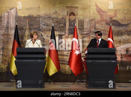 (151018) -- ISTANBUL, 18. Oktober 2015 -- der türkische Premierminister Ahmet Davutoglu(R) kommuniziert mit der deutschen Bundeskanzlerin Angela Merkel auf einer gemeinsamen Pressekonferenz in Istanbul, Türkei, am 18. Oktober 2015. Der türkische Premierminister Ahmet Davutoglu erklärte am Sonntag seine Bereitschaft, mit Deutschland zusammenzuarbeiten, um illegale Einwanderung nach Europa zu verhindern, und forderte eine Lösung des syrischen Konflikts, um die Krise zu stoppen. ) TÜRKEI-ISTANBUL-DEUTSCHLAND-MERKEL-SYRISCHE FLÜCHTLINGSKRISE HexCanling PUBLICATIONxNOTxINxCHN Istanbul OCT 18 2015 der türkische Premierminister Ahmet Davutoglu r kommuniziert mit der deutschen Bundeskanzlerin Angela Merkel UNTER A Stockfoto