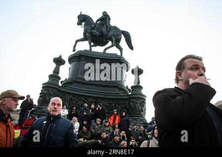 (151019) -- DRESDEN, 19. Oktober 2015 -- Demonstranten nehmen am 19. Oktober 2015 an einer Massendemonstration der einwanderungsfeindlichen Pegida-Bewegung in Dresden Teil. Die deutsche Polizei sagte am Montag, dass Tausende erwartet würden, sich an der Massendemonstration der fremdenfeindlichen PEGIDA-Bewegung in der ostdeutschen Stadt Dresden zu beteiligen. Pegida, das für Patriotische Europäer gegen die Islamisierung des Abendlandes steht, plant die Kundgebung zum einjährigen Gründungsjubiläum. DEUTSCHLAND-DRESDEN-GESELLSCHAFT-PEGIDA ZhangxFan PUBLICATIONxNOTxINxCHN Dresden OKT 19 2015 Demonstranten nehmen an einer Massenaktion Teil Stockfoto