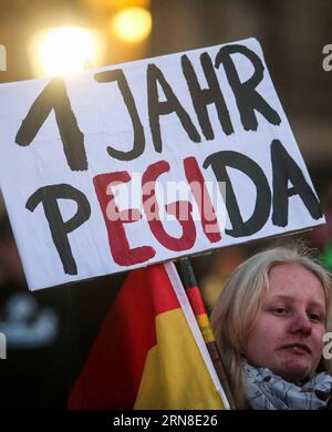 (151019) -- DRESDEN, 19. Oktober 2015 -- Ein Demonstrant hält einen Vorstand, der sagt, dass PEGIDA ein Jahr lang an einer Massendemonstration der einwanderungsfeindlichen Pegida-Bewegung in Dresden, Deutschland, am 19. Oktober 2015 teilnimmt. Die deutsche Polizei sagte am Montag, dass Tausende erwartet würden, sich an der Massendemonstration der fremdenfeindlichen PEGIDA-Bewegung in der ostdeutschen Stadt Dresden zu beteiligen. Pegida, das für Patriotische Europäer gegen die Islamisierung des Abendlandes steht, plant die Kundgebung zum einjährigen Gründungsjubiläum. GERMANY-DRESDEN-SOCIETY-PEGIDA ZhangxFan PUBLICATIONxNOTxINxCHN Dresden OKT 19 201 Stockfoto