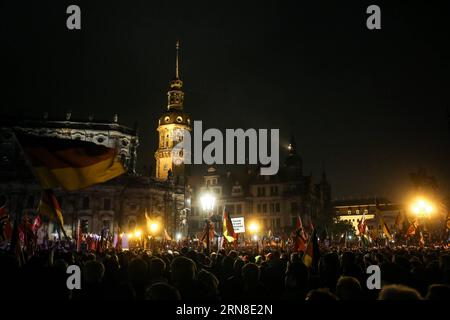 (151019) -- DRESDEN, 19. Oktober 2015 -- Demonstranten nehmen am 19. Oktober 2015 an einer Massendemonstration der einwanderungsfeindlichen Pegida-Bewegung in Dresden Teil. Die deutsche Polizei sagte am Montag, dass Tausende erwartet würden, sich an der Massendemonstration der fremdenfeindlichen PEGIDA-Bewegung in der ostdeutschen Stadt Dresden zu beteiligen. Pegida, das für Patriotische Europäer gegen die Islamisierung des Abendlandes steht, plant die Kundgebung zum einjährigen Gründungsjubiläum. DEUTSCHLAND-DRESDEN-GESELLSCHAFT-PEGIDA ZhangxFan PUBLICATIONxNOTxINxCHN Dresden OKT 19 2015 Demonstranten nehmen an einer Massenaktion Teil Stockfoto