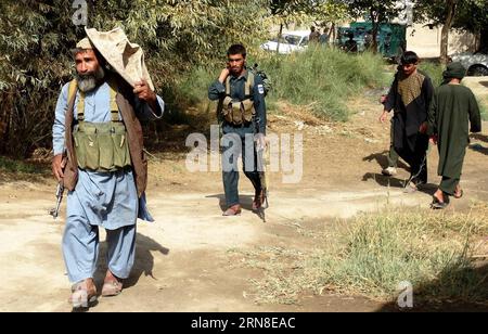 (151020) -- LASHKARGAH, 20. Oktober 2015 () -- afghanische regierungsnahe Militante und Polizisten führen eine Militäroperation im Bezirk Grishk, Provinz Helmand im Süden Afghanistans, 20. Oktober 2015 durch. Afghanische Sicherheitskräfte haben darauf gedrängt, die Militanten in widerspenstigen Provinzen zu beseitigen, da Taliban-Militanten versucht haben, vor dem Winter in Afghanistan mehr Territorium einzunehmen und ihre Positionen zu festigen. () AFGHANISTAN-HELMAND-MILITÄROPERATION Xinhua PUBLICATIONxNOTxINxCHN OKT 20 2015 afghanische pro-Regierung Militante und Polizisten führen eine Militäroperation im Bezirk Südhelm PR durch Stockfoto